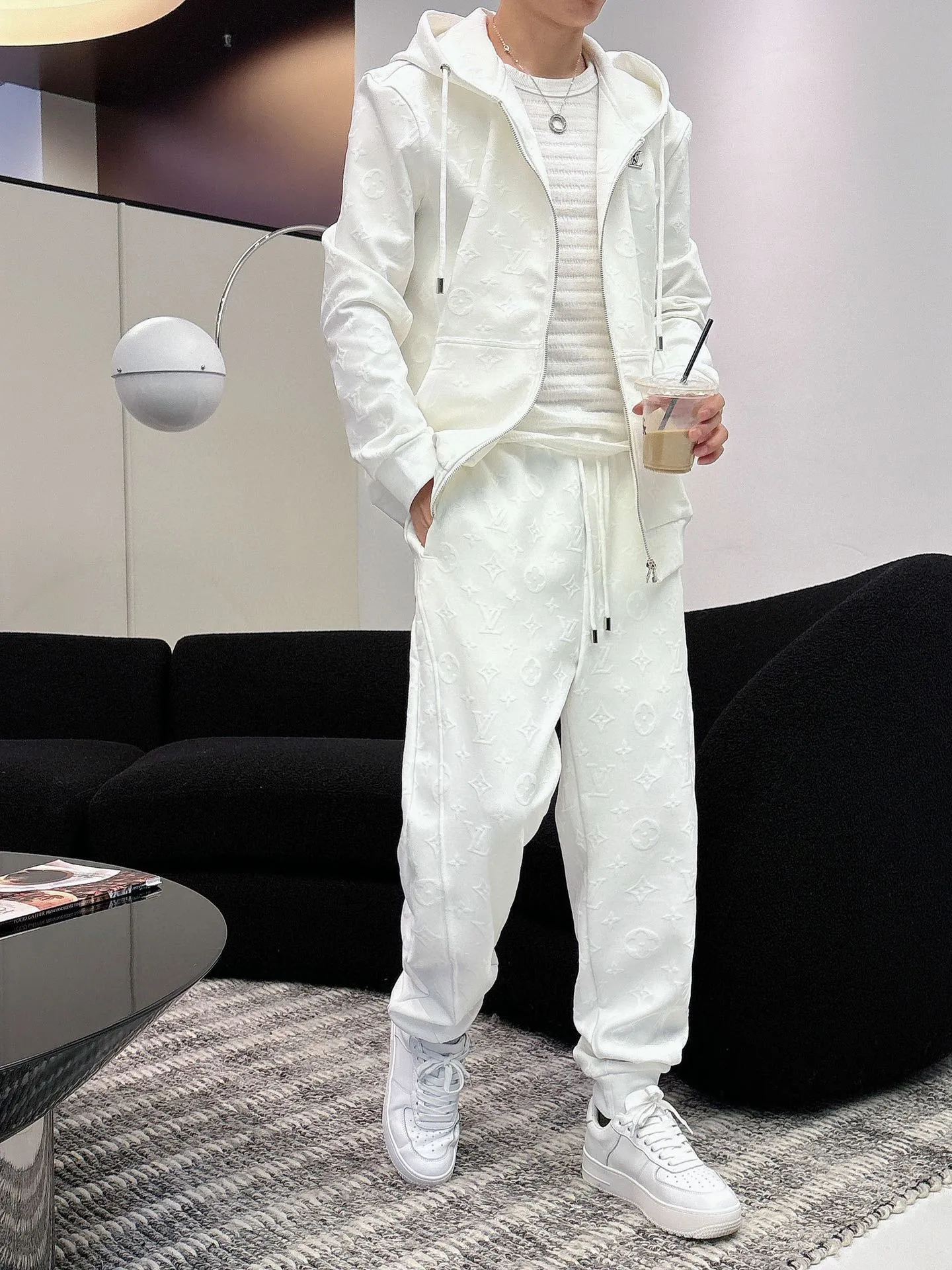🅿️720 [LV Louis Vuitton] hot-selling suit is coming. Focus on the original version of the official website. 2025 new hot-selling cardigan and sweatshirt suit. The original order is the best. 🇭🇰The meticulous work of top designers. It has a fitting and perfect upper body effect. All-natural high-quality Tencel Roman cotton 100%, close-fitting comfort, noble and elegant! Original hardware embodies elegance and nobility! Counter size: M-3XL (maximum wear up to 190 pounds)